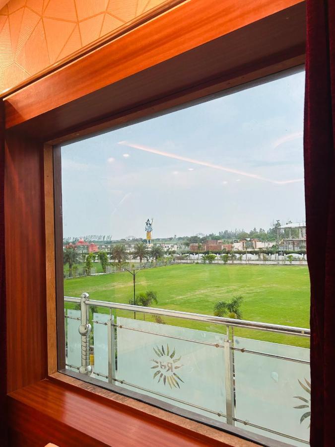 Royal Heritage Hotel & Resort Ayodhya ภายนอก รูปภาพ