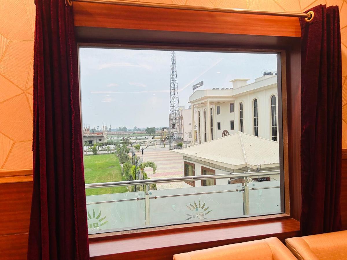 Royal Heritage Hotel & Resort Ayodhya ภายนอก รูปภาพ